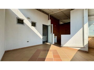 Casa de tres pisos con terraza en venta - Bosque de Versalles Palmira