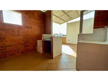 Casa de tres pisos con terraza en venta - Bosque de Versalles Palmira