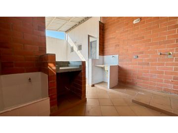 Casa de tres pisos con terraza en venta - Bosque de Versalles Palmira