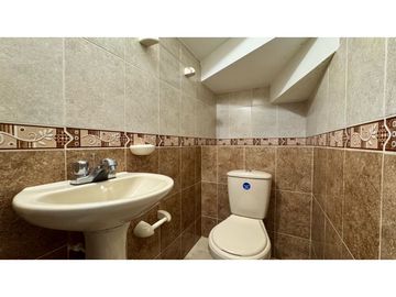 Casa de tres pisos con terraza en venta - Bosque de Versalles Palmira