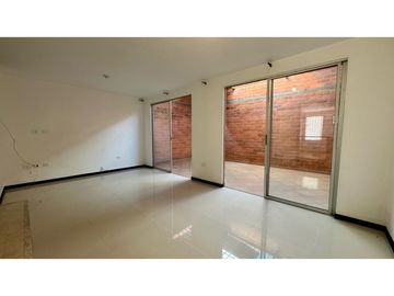 Casa de tres pisos con terraza en venta - Bosque de Versalles Palmira