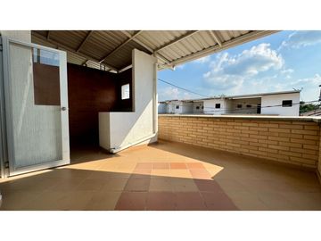 Casa de tres pisos con terraza en venta - Bosque de Versalles Palmira