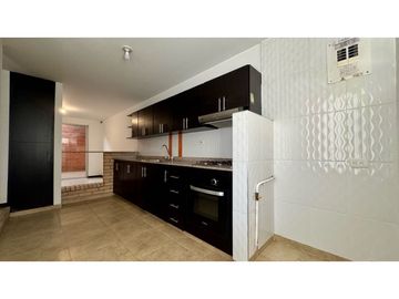 Casa de tres pisos con terraza en venta - Bosque de Versalles Palmira