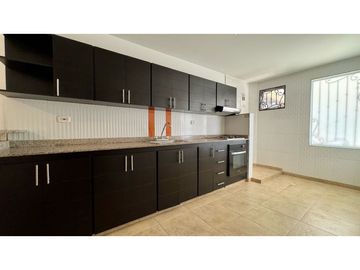 Casa de tres pisos con terraza en venta - Bosque de Versalles Palmira
