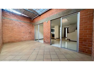 Casa de tres pisos con terraza en venta - Bosque de Versalles Palmira