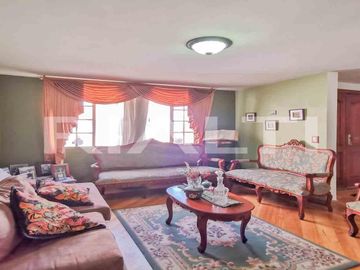 En venta amplia casa con terraza y patio sector Santa Lucía