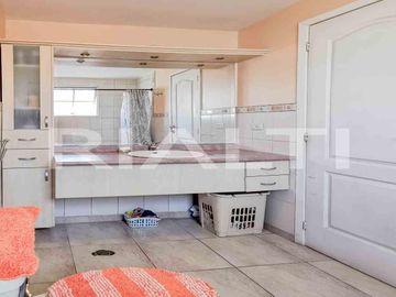 En venta amplia casa con terraza y patio sector Santa Lucía