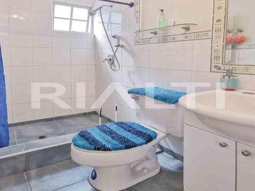 En venta amplia casa con terraza y patio sector Santa Lucía