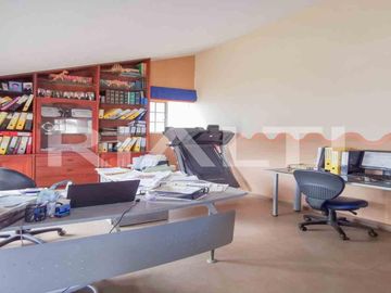 En venta amplia casa con terraza y patio sector Santa Lucía