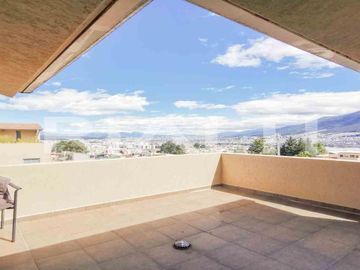 En venta amplia casa con terraza y patio sector Santa Lucía