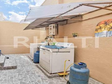 En venta amplia casa con terraza y patio sector Santa Lucía