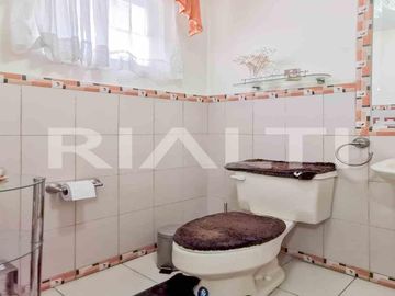 En venta amplia casa con terraza y patio sector Santa Lucía