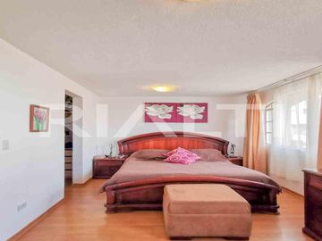 En venta amplia casa con terraza y patio sector Santa Lucía