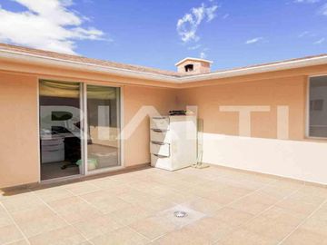 En venta amplia casa con terraza y patio sector Santa Lucía