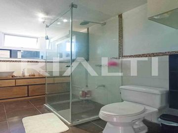 Casa sin adosamiento de venta en Tumbaco Santa Rosa