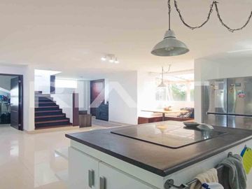 Casa sin adosamiento de venta en Tumbaco Santa Rosa