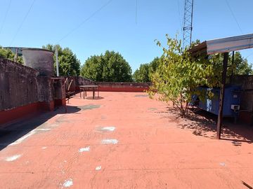 Galpón en  venta de 8,66 x 24 con dos oficinas, baño y terraza - Avellaneda