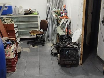 Galpón en  venta de 8,66 x 24 con dos oficinas, baño y terraza - Avellaneda