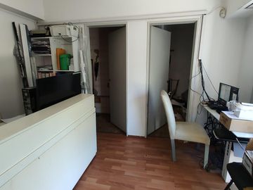 Galpón en  venta de 8,66 x 24 con dos oficinas, baño y terraza - Avellaneda