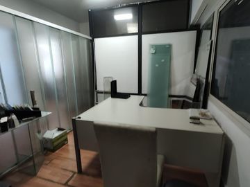 Galpón en  venta de 8,66 x 24 con dos oficinas, baño y terraza - Avellaneda