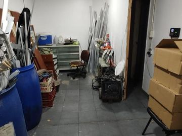 Galpón en  venta de 8,66 x 24 con dos oficinas, baño y terraza - Avellaneda