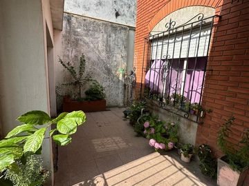 VENTA DE CASA 5 AMBIENTES - CASTELAR NORTE