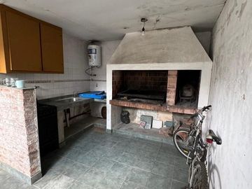 VENTA DE CASA 5 AMBIENTES - CASTELAR NORTE