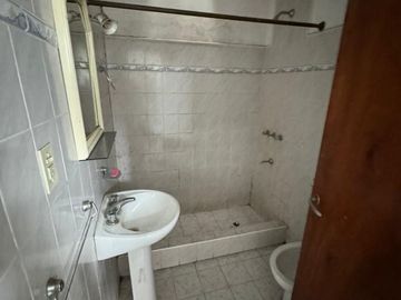 VENTA DE CASA 5 AMBIENTES - CASTELAR NORTE