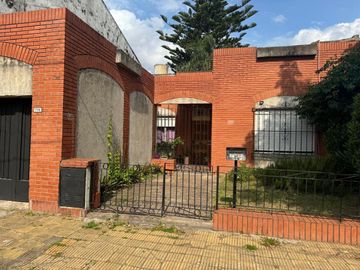 VENTA DE CASA 5 AMBIENTES - CASTELAR NORTE