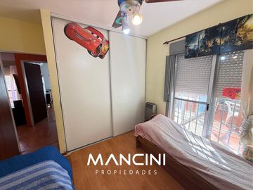 Departamento en venta de 3 ambientes con amplio patio - Villa Ballester Centro