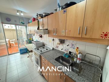 Departamento en venta de 3 ambientes con amplio patio - Villa Ballester Centro