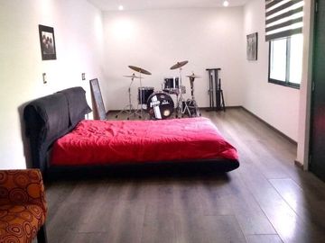 CASA REMODELADA EN LOMAS DEL SOL