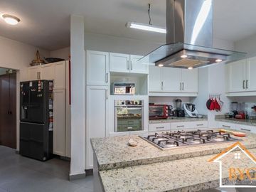 PRIVADA EXCLUSIVA DE 5 CASAS , EN BOSQUES DE LAS LOMAS CON CANCHA DE TENIS