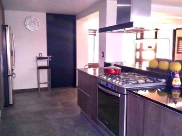 CASA REMODELADA EN LOMAS DEL SOL