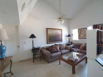 CASA EN VENTA EN COL. DEL VALLE, SAN PEDRO GARZA GARCÍA