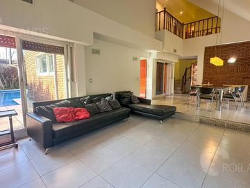 Venta Casa 4 Ambientes en 2 Plantas, con Jardín y Piscina en Country El Venado Canning