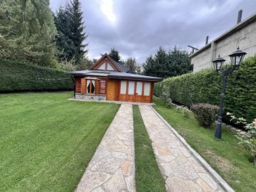 CASA  VILLA LA ANGOSTURA  4 AMB      4 DEPTOS 2 AMBIENTES. PARQUE.