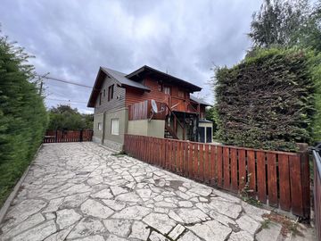 CASA  VILLA LA ANGOSTURA  4 AMB      4 DEPTOS 2 AMBIENTES. PARQUE.