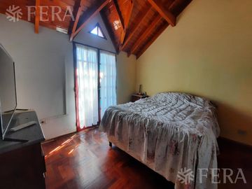 Venta de casa de 5 ambientes con cochera y local en Lanús Oeste
