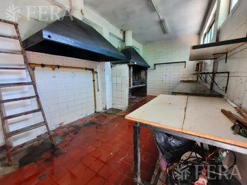 Venta de casa de 5 ambientes con cochera y local en Lanús Oeste