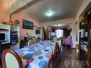 Venta de casa de 5 ambientes con cochera y local en Lanús Oeste