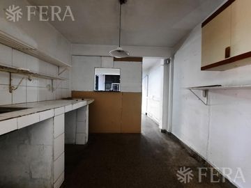 Venta de casa de 5 ambientes con cochera y local en Lanús Oeste