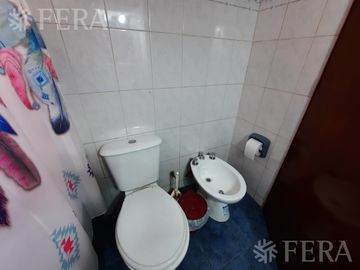 Venta de casa de 5 ambientes con cochera y local en Lanús Oeste