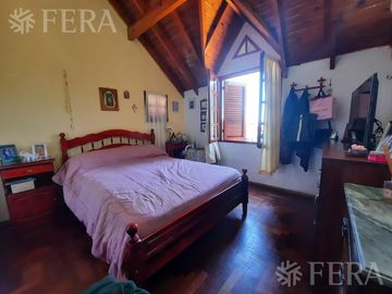 Venta de casa de 5 ambientes con cochera y local en Lanús Oeste