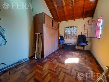Venta de casa de 5 ambientes con cochera y local en Lanús Oeste