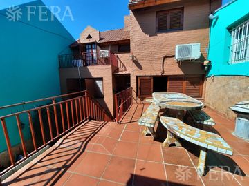 Venta de casa de 5 ambientes con cochera y local en Lanús Oeste
