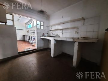 Venta de casa de 5 ambientes con cochera y local en Lanús Oeste