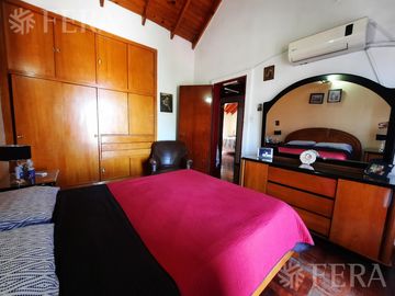 Venta de casa de 5 ambientes con cochera y local en Lanús Oeste