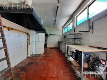 Venta de casa de 5 ambientes con cochera y local en Lanús Oeste