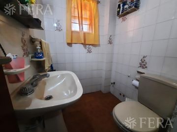 Venta de casa de 5 ambientes con cochera y local en Lanús Oeste